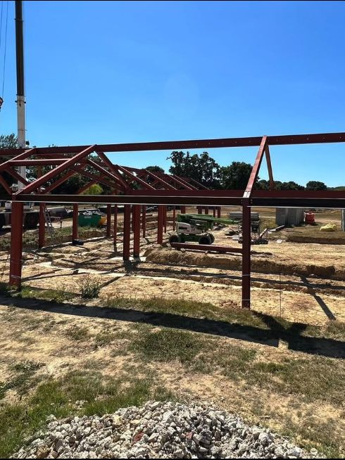 Structural steel frame for an agricultural building
