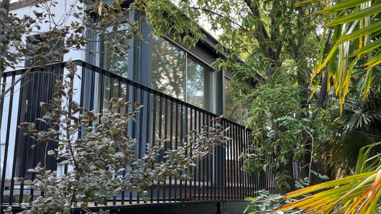 A finished Two Js Metalwork project, steel and glazing framing an extension